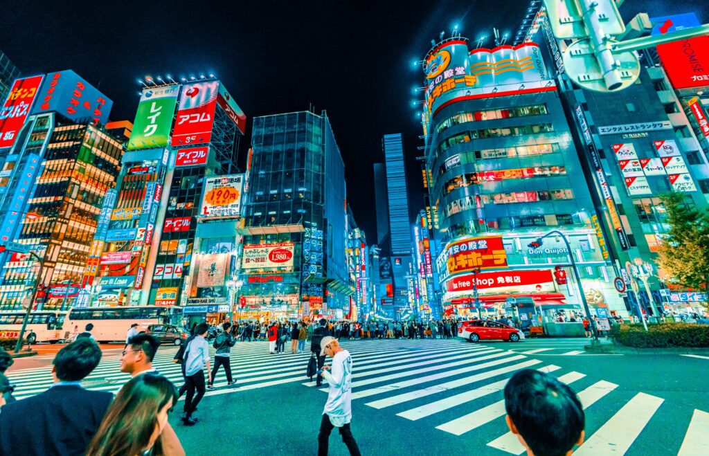 LEDサイネージが多い夜の新宿風景